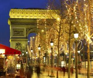 Rompicapo di Gli Champs Elysées decorato per il Natale con l'Arco di Trionfo sullo sfondo. Parigi, Francia