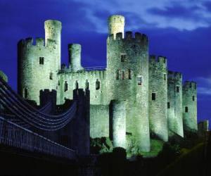 Rompicapo di Gran castello con la sua torre e il ponte di accesso