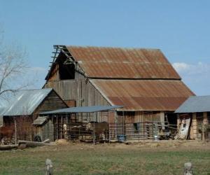 Rompicapo di Grande edificio rurale: Stalla, edificio di alloggi di bestiame
