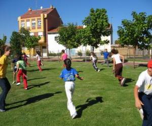 Rompicapo di gruppo di bambini che giocano