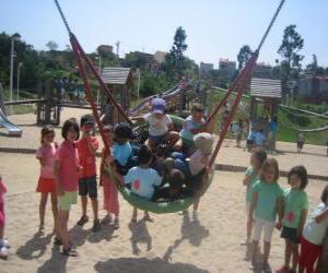 Rompicapo di Gruppo di bambini che giocano nel parco