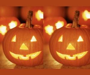 Rompicapo di Halloween zucche intagliate con un volto e una candela accesa all'interno o Jack O'Lantern