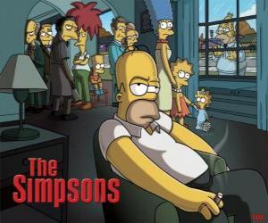 Rompicapo di Homer Simpson sul divano mentre gli altri affumicati pensieroso a guardarlo