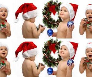 Rompicapo di I bambini con cappelli di Babbo Natale e giocare con le decorazioni di Natale