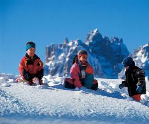 Rompicapo di I bambini godendo le vacanze di Natale, giocano nella neve