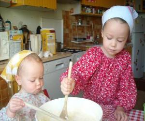 Rompicapo di I bambini preparano una torta come un regalo a sorpresa per la mamma