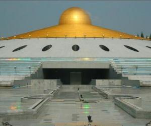 Rompicapo di Il Cetiya Dhammakaya è un simbolo di pace nel mondo attraverso la pace interiore in un parco e santuario buddista in Thailandia