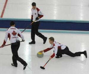 Rompicapo di Il curling è uno sport di precisione simile a bocce bocce o inglese, eseguito in una pista di ghiaccio.