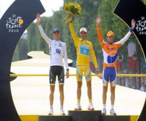 Rompicapo di Il podio del 97 ° Tour de France: Alberto Contador, Andy Schleck e Denis Menchov, in Arc de Triomphe e lo sfondo Champs Elysees