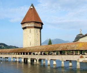 Rompicapo di Il ponte coperto in legno e Kapellbrücke (il Ponte della Cappella) e la torre Wasserturm a Lucerna, Svizzera
