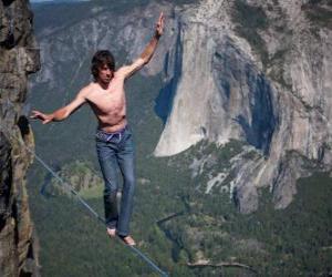 Rompicapo di Il slackline è uno sport equilibrio che utilizza un nastro che è bloccato tra due punti fissi