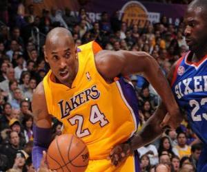 Rompicapo di Kobe Bryant giocando un gioco di basketball