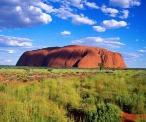 Rompicapo di L'enorme monolito di Uluru Parco Nazionale Uluru-Kata Tjuta, Australia.