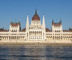 Rompicapo di L'imponente edificio del parlamento ungherese a Budapest, sulla riva del Danubio