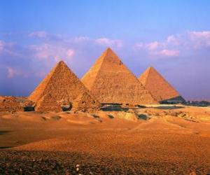 Rompicapo di La Grande Piramide di Giza in centro insieme ad altri due importanti piramidi del complesso della Necropoli di Giza, alla periferia del Cairo, Egitto