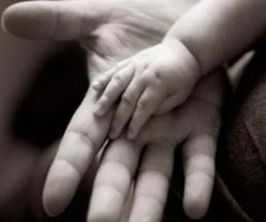 Rompicapo di la mano di papà accanto al tuo bambino