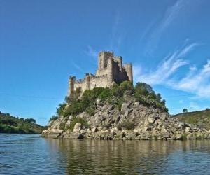 Rompicapo di Le torri merlate ou merli del castello che poggia sulle rocce