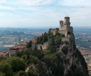 Rompicapo di Le torri merlate ou merli del castello che poggia sulle rocce