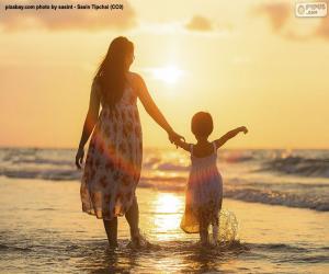 Rompicapo di Madre con la figlia sulla spiaggia