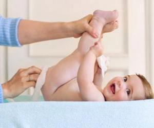 Rompicapo di Mamma nella pulizia e che cambiare i pannolino per il neonato
