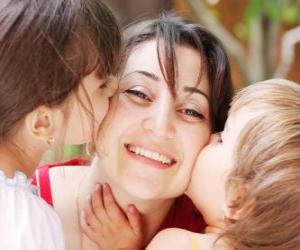 Rompicapo di Mamma o la madre di ricevere baci da loro figli