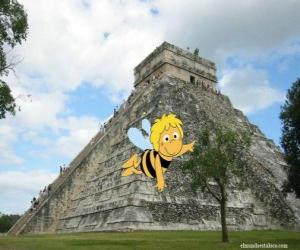 Rompicapo di Maya the Bee di fronte a un tempio Maya