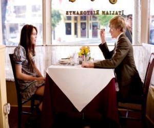 Rompicapo di Miley Stewart (Miley Cyrus) in un ristorante con il suo amico Travis Brody (Lucas Till)
