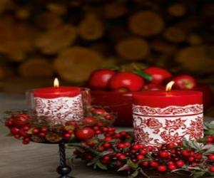 Rompicapo di Natale candele accese e decorate con bacche rosse