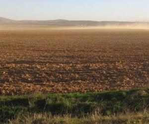 Rompicapo di Paesaggio rurale con un campo arato in primo piano