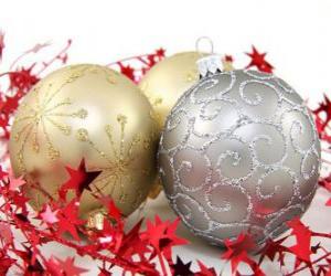 Rompicapo di palle di Natale decorato con stelle e un nastro
