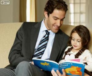 Rompicapo di Papa aiutando lettura a sua figlia