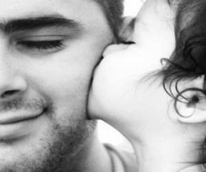 Rompicapo di Papà diventa un bacio e un abbraccio di sua figlia