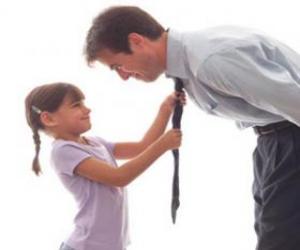 Rompicapo di Papà guardando sua figlia come nodo di cravatta