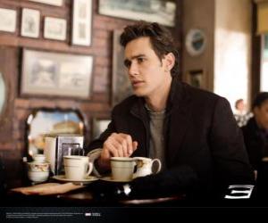 Rompicapo di Peter Parker, seduto pensoso in un bar di New York