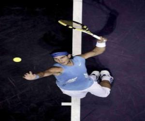 Rompicapo di Rafa Nadal pronto a colpire il servizio