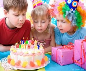 Rompicapo di Ragazza nel momento di soffiare sulle candeline della sua torta di compleanno