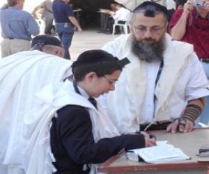 Rompicapo di Ragazzo che studia con il suo insegnante, sia con Kippah, piccolo copricapo rituale