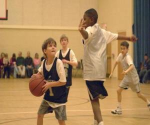 Rompicapo di Ragazzo, giocatore di pallacanestro con una palla