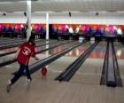 Bowling - Giocatora lanciando a boccia verso i birilli