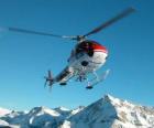 Il volo di un elicottero di soccorso nelle Alpi svizzere