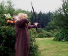 Elfo cacciatore armato di arco e freccia pronto a sparare