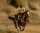 Cowboy che monta un cavallo