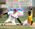 Un corridore di baseball raggiunge la base con i piedi per non essere eliminati