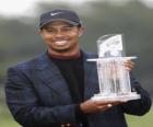 Tiger Woods con un trofeo