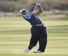 Tiger Woods eseguendo un swing