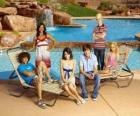 Chad (Corbin Bleu), Taylor (Monique Coleman), Gabriella Montez (Vanessa Hudgens), Troy Bolton (Zac Efron), Ryan Evans (Lucas Grabeel), Sharpay Evans (Ashley Tisdale) al lato da spiaggia