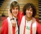 Troy Bolton (Zac Efron) e Chad (Corbin Bleu) il giorno della laurea