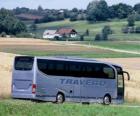 Autobus passeggeri nel paesaggio