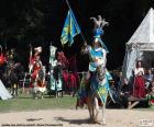 Cavaliere in armatura e con la sua lancia pronti montato sul suo cavallo