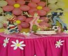 Celebrazione dell compleanno con sua torta con le candele, regali e palloncini